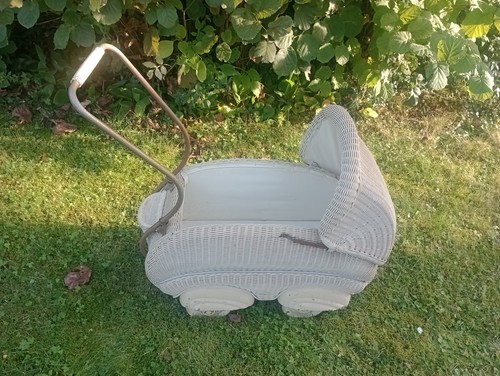 Schöner alter puppenwagen - alter,